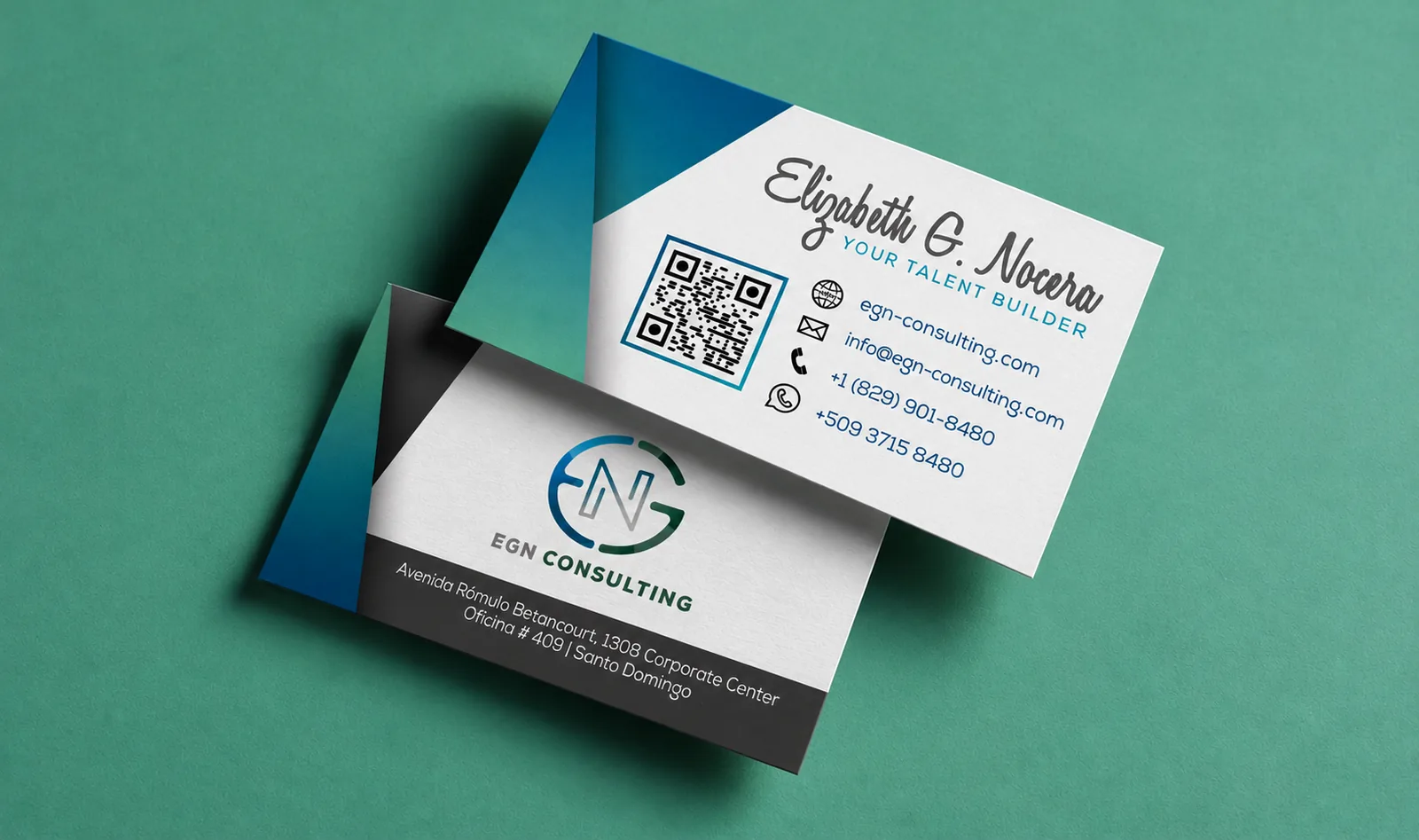 Deux cartes professionnelles : le recto avec la signature d’Elizabeth G. Nocera, un code QR et les coordonnées ; le verso avec le logo EGN et l’adresse du bureau à Saint-Domingue.