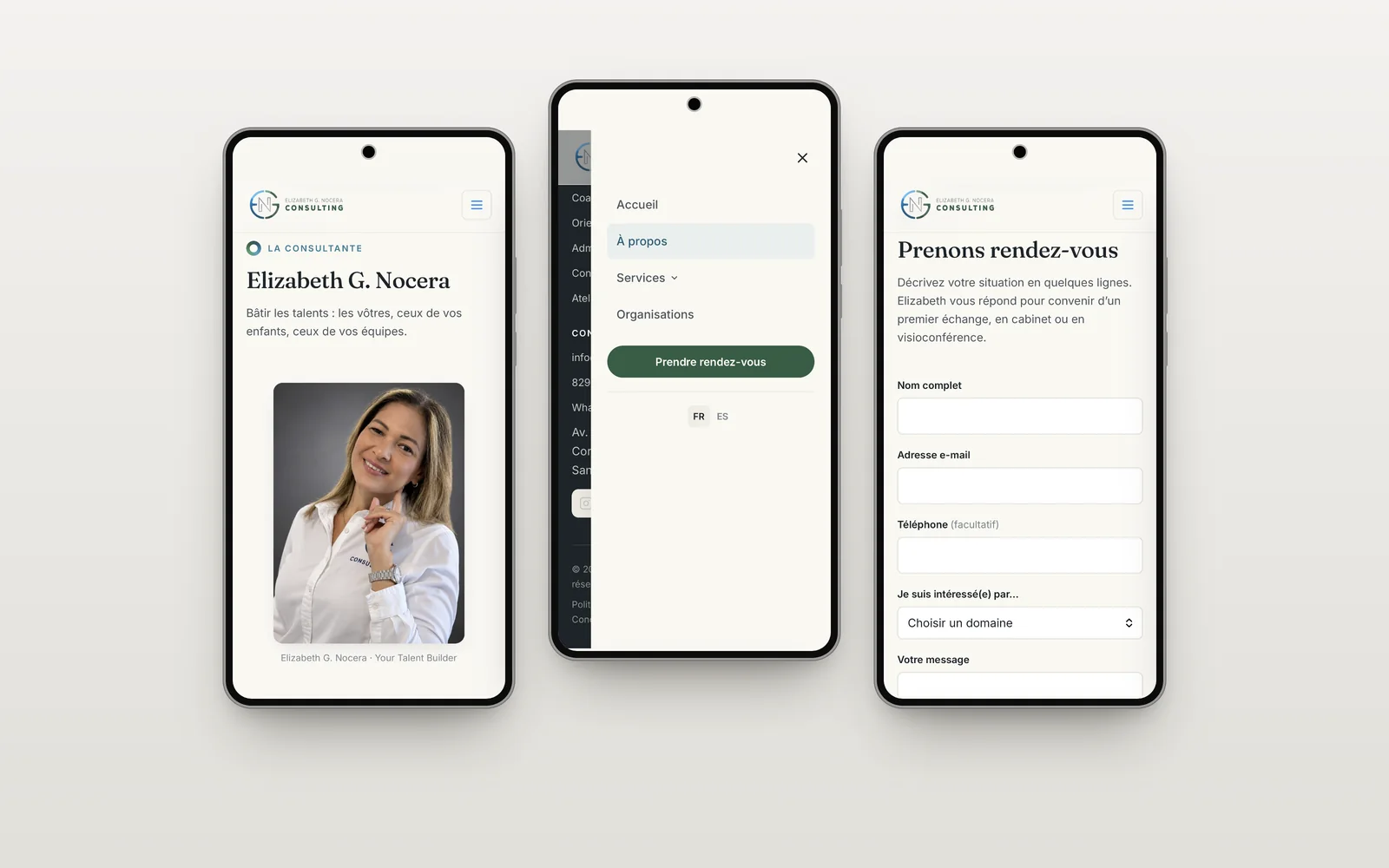 Trois téléphones Samsung affichant la page À propos avec le portrait d’Elizabeth, le menu ouvert et le formulaire de rendez-vous.