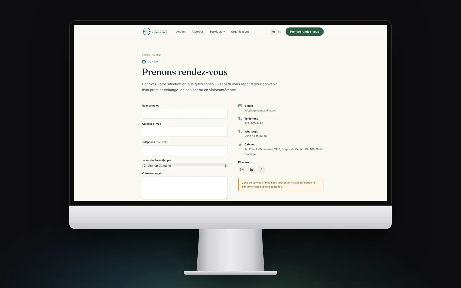 iMac affichant le formulaire de rendez-vous à côté du courriel, du téléphone, de WhatsApp et de l’adresse du bureau.