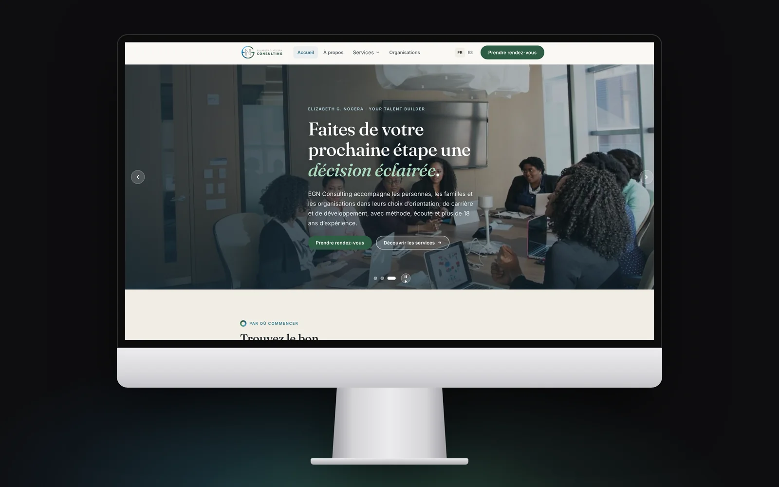 iMac affichant l’accueil : une photo de réunion derrière le titre « Faites de votre prochaine étape une décision éclairée ».
