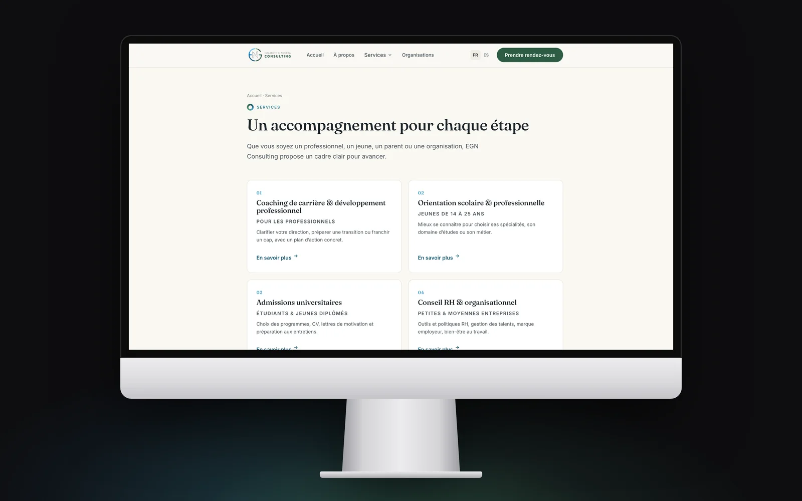 iMac affichant la page Services : des cartes numérotées pour le coaching de carrière, l’orientation scolaire, les admissions universitaires, le conseil RH et les ateliers.